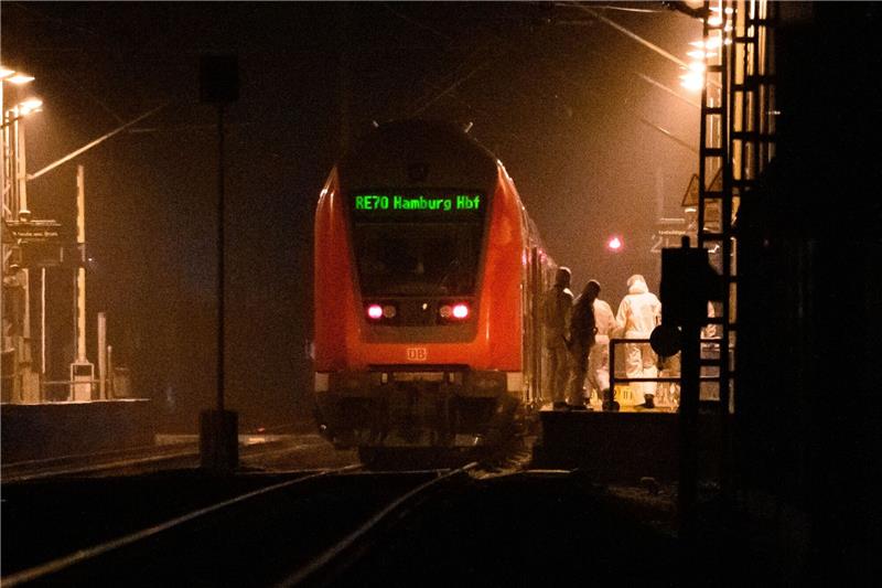 Messerattacke im Zug: Kritik an Behördenkommunikation Die Spurensicherung am Bahnhof Brokstedt nach dem tödlichen Messerangriff am 25. Januar.