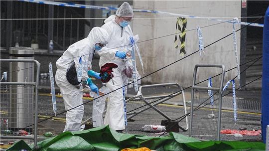 Die Spurensicherung am Tatort. 