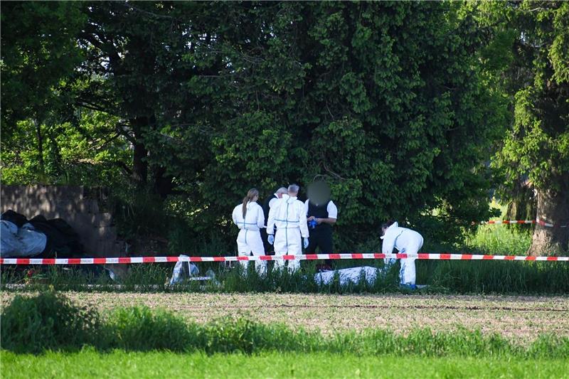 Junge Frau in Sauerlach auf Feldweg umgebracht Die Spurensicherung begutachtet den Fundort der Frauenleiche.