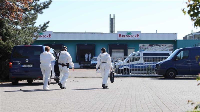 Die Spurensicherung ist bereits an der ehemaligen Wurstwarenfabrik eingetroffen. Foto: Neuendorf