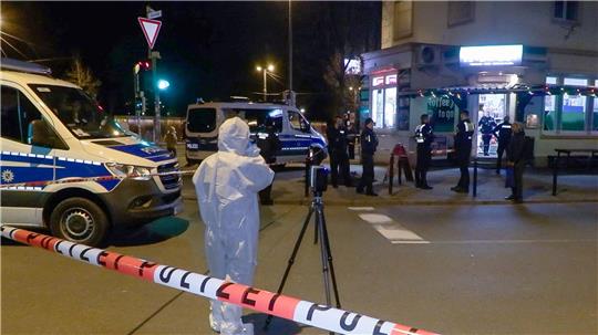 Die Spurensicherung stellte am Tatort mehrere Patronenhülsen einer scharfen Schusswaffe sicher. (Archivbild)