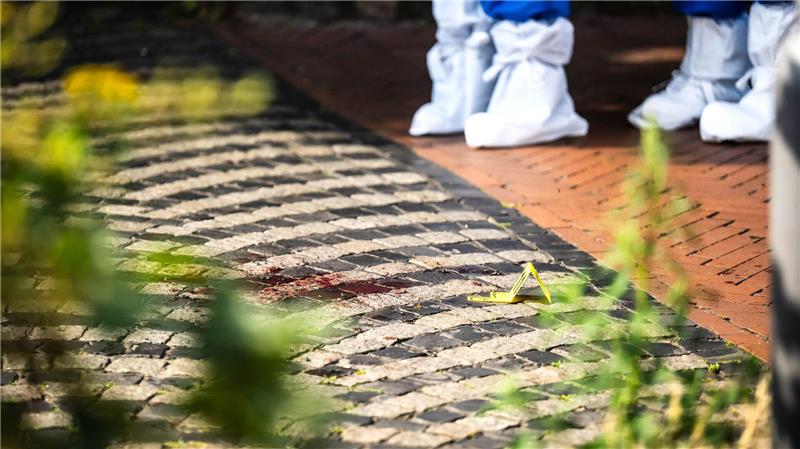 Die Spurensicherung untersucht Blut auf der Fahrbahn.