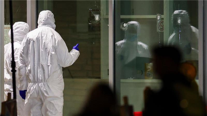 Sicherungsverwahrung für Krefelder Serien-Brandstifter Die Spurensicherung untersucht Einschusslöcher im Foyer eines großen Kinos in Krefeld: Hier hatte die Polizei den Verdächtigen niedergeschossen. (Archivbild)