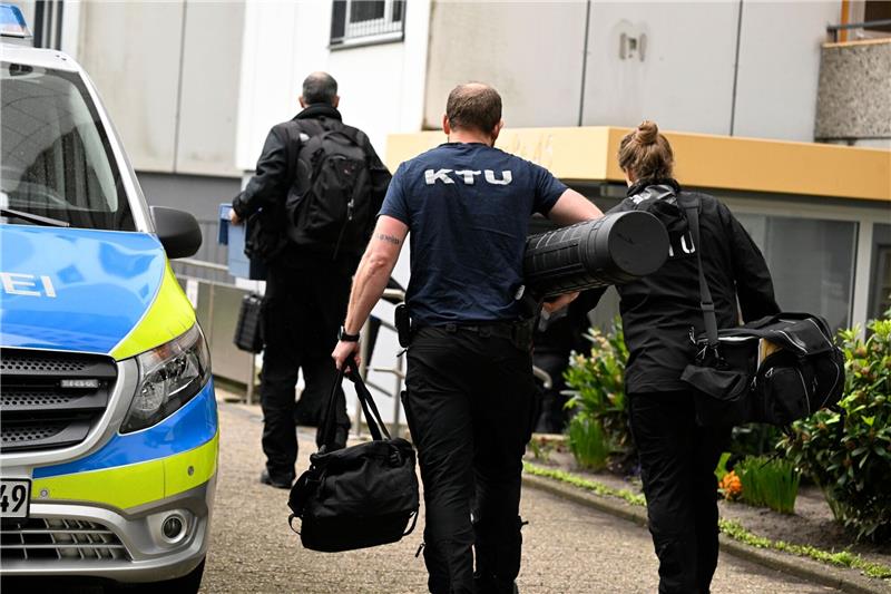 Explosion in Ratingen: Opposition hat Fragen Die Spurensicherung untersucht den Tatort in einem Hochhaus am Tag nach der Explosion.