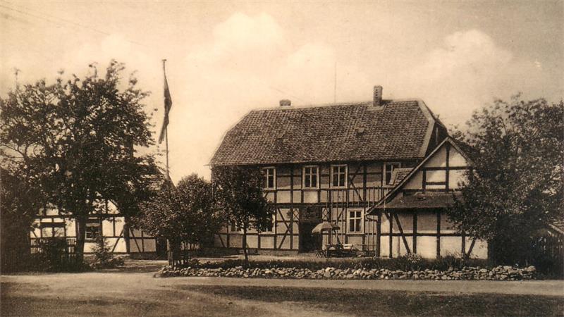 Ein historisches Bild zeigt ein 1757 erbautes Jagdhaus in Altfeld.