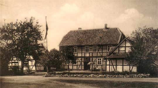 Ein historisches Bild zeigt ein 1757 erbautes Jagdhaus in Altfeld.