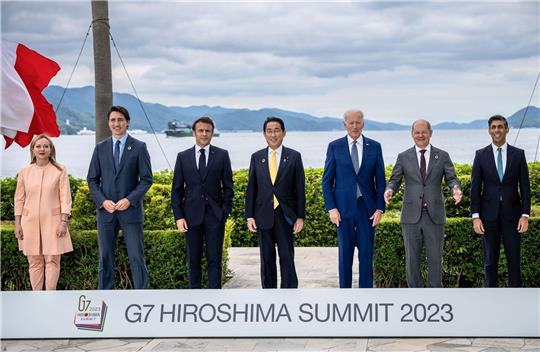 Die Staats- und Regierungschef der G7 kommen zu einem Gruppenfoto zusammen.