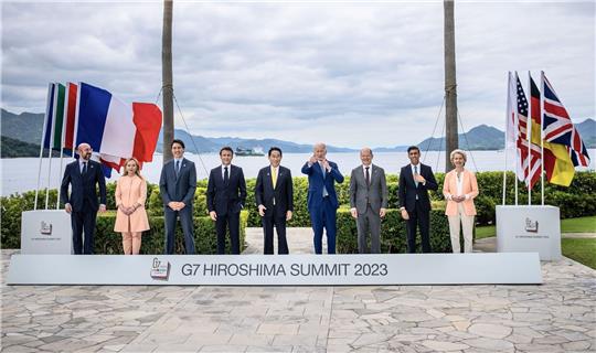 Die Staats- und Regierungschef der G7 stehen für ein Gruppenfoto zusammen.