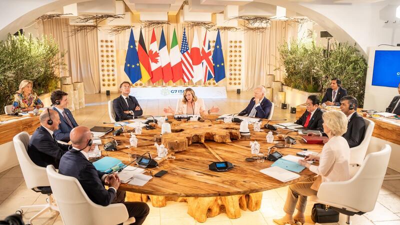 G7 wollen Ukraine mit Russland-Geld langfristig stärken Die Staats- und Regierungschefs aus den sieben Industrienationen USA, Kanada, Großbritannien, Frankreich, Italien, Deutschland und Japan treffen sich im italienischen Borgo Egnazia bei Bari zu ihrem jährlichen Gipfel.