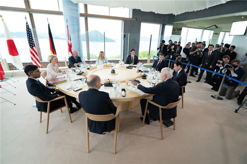 G7: Selenskyj kommt nach Japan, USA wollen F-16-Jets liefern Die Staats- und Regierungschefs der G7 bei einem Arbeitsessen im Grand Prince Hotel.