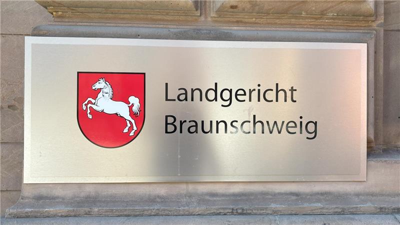 Schreckschusspistole abgefeuert: Angeklagtem droht die Abschiebung Die Staatsanwältin fordert vor dem Landgericht eine Haftstrafe über fünf Jahre für den Tankstellenräuber. Am Mittwoch fällt das Urteil.