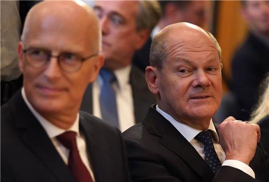 Die Staatsanwaltschaft Hamburg hatte die Eröffnung eines Ermittlungsverfahrens gegen Olaf Scholz und Peter Tschentscher (l) bereits abgelehnt. Ähnlich verhält es sich nun in Köln.
