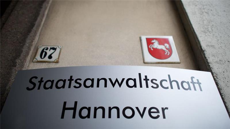 Die Staatsanwaltschaft Hannover ermittelte bisher gegen den in U-Haft sitzenden Staatsanwalt. Nun soll Generalstaatsanwalt Andreas Heuer eine andere aus seinem Bezirk wählen, verkündet Justizministerin Kathrin Wahlmann.