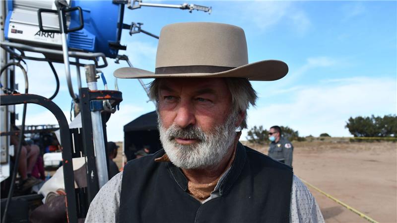 Die Staatsanwaltschaft im US-Staat New Mexico hat gegen den Schauspieler Alec Baldwin nach einem tödlichen Schuss auf eine Kamerafrau bei Dreharbeiten Anklage erhoben.