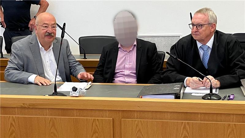 Die Staatsanwaltschaft legt dem Angeklagten versuchten heimtückischen Mord, gefährliche Körperverletzung sowie einen Verstoß gegen das Waffengesetz zur Last.  