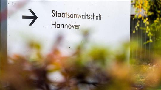 Die Staatsanwaltschaft wirft dem Angeklagten unter anderem Sachbeschädigung und einen Verstoß gegen das Waffengesetz vor. (Archivbild)