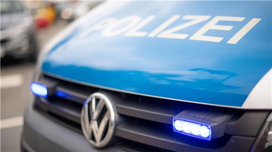 Die Staatsanwaltschaft wirft dem Autofahrer nach seiner Verfolgungsfahrt mit der Polizei versuchten Totschlag vor. (Symbolbild)