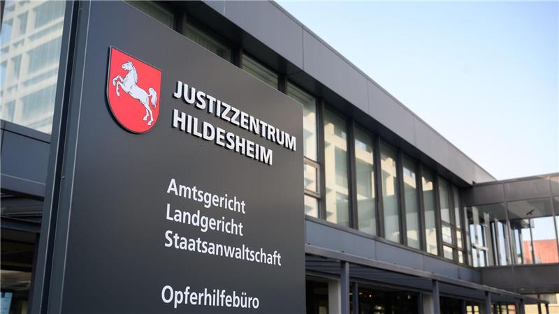 Die Staatsanwaltschaft wirft dem Mann vor, den möglichen Tod des Kindes billigend in Kauf genommen zu haben, um einer Strafverfolgung zu entgehen. (Symbolbild)