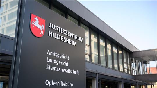 Die Staatsanwaltschaft wirft dem Mann vor, den möglichen Tod des Kindes billigend in Kauf genommen zu haben, um einer Strafverfolgung zu entgehen. (Symbolbild)