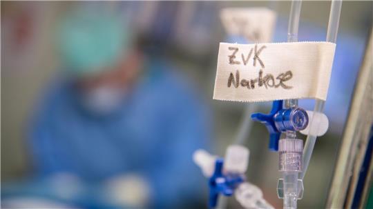 Die Staatsanwaltschaft wirft dem früheren Anästhesisten elf Fälle vor. Nach der Anklage soll er die Betäubung junger Patientinnen ausgenutzt haben, um intime Fotos zu machen. (Symbolbild)
