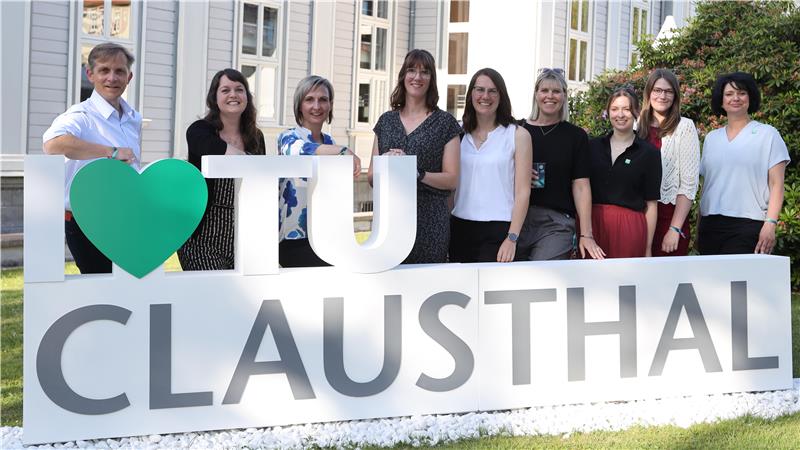 250 Jahre TU Clausthal: Eine Festwoche, die in Erinnerung bleibt Die Stabsstelle Presse, Kommunikation und Marketing an der TU Clausthal präsentiert sich am Rande des Festaktes (v.l.): Pressesprecher Christian Ernst, Lena Mathieu, Stefanie Trenkner, Melanie Exner, Anja Klaproth, Franziska Ottow, Sofia Dell’Aquila, Vanessa Jakubus und Sarah Wruck.