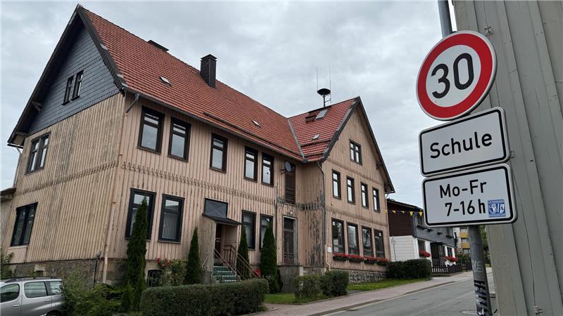 Das Foto zeigt ein in die Jahre gekommendes Gebäude.