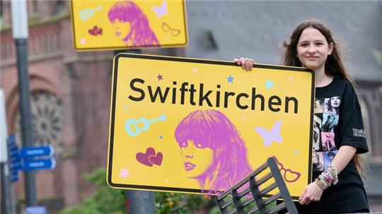 Die Stadt Gelsenkirchen wird im Juli Schauplatz für die „Eras Tour“ von Superstar Taylor Swift - und gibt zu Ehren der Musikerin einen neuen Namen. Enthüllt wurde das „Swiftkirchen“ von Swift-Fan Aleshanee Westhoff.