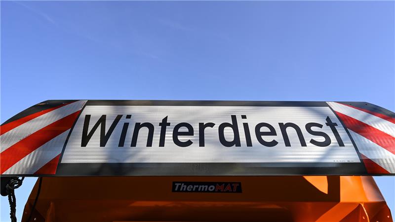Das Wort "Winterdienst" steht auf dem Gelände der Straßenmeisterei Usingen auf einem Streuaufsatz.