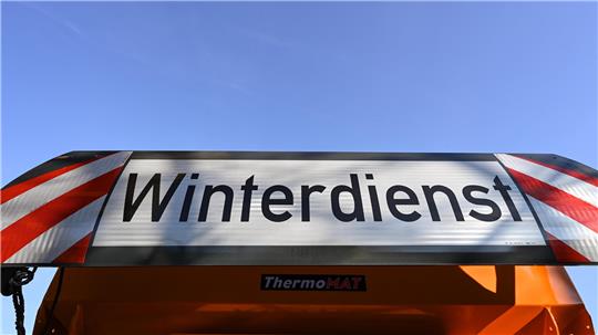 Das Wort "Winterdienst" steht auf dem Gelände der Straßenmeisterei Usingen auf einem Streuaufsatz.
