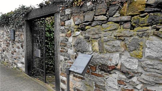 Die Stadt Goslar will die regelmäßige Öffnung des Jüdischen Friedhofs künftig durch die Beauftragung eines externen Dienstleisters sicherstellen.
