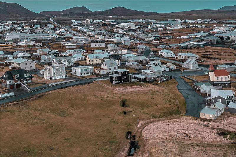 Behörden nennen möglichen Ort für Eruption in Island Die Stadt Grindavik. Der Wetterdienst in Island hält einen Ausbruch von flüssigem Gestein aus dem seit Wochen aktiven Magma-Tunnel im Südwesten des Landes in den kommenden Tage für wahrscheinlich.