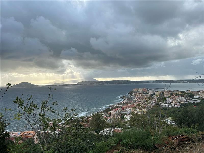 Die Angst spielt mit - Neapel in Sorge vor Supervulkan Die Stadt Pozzuoli liegt auf dem Supervulkan Campi Flegrei, wo Experten nach einer Serie von Erdbeben Schlimmeres befürchten.