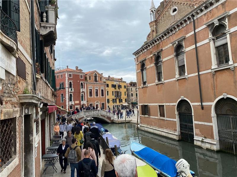 Massentourismus: Venedig verbietet größere Reisegruppen Die Stadt Venedig verbietet künftig von Reiseführern begleitete Touristengruppen mit mehr als 25 Menschen den Zutritt.