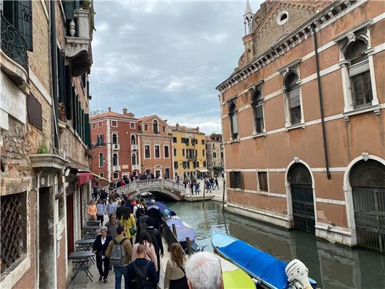 Die Stadt Venedig verbietet künftig von Reiseführern begleitete Touristengruppen mit mehr als 25 Menschen den Zutritt.