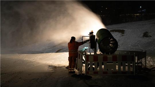 Das Foto zeigt einen Mann an der Schneekanone.