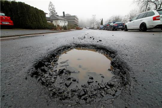 Die Stadt setzt im Kampf gegen Schlaglöcher künftig auf den Einsatz von künstlicher Intelligenz.  Foto: Epping