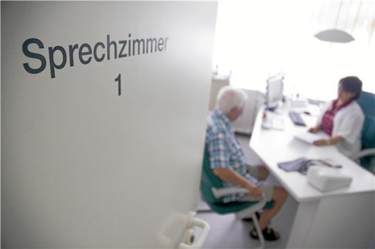 Die Stadt will versuchen, über eine finanzielle Förderung Hausärzte nach Braunlage zu locken.  Foto: Benjamin Ulmer/dpa