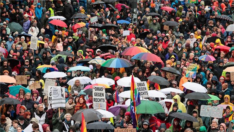 Umfrage: Sicherheitsgefühl in Deutschland sinkt Die „Stadtbild“-Debatte hat bundesweit zu Demonstrationen geführt. (Archivbild)