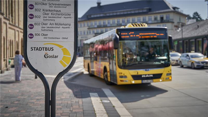 Ein gelber Bus in Goslar startet an einer Haltestelle.