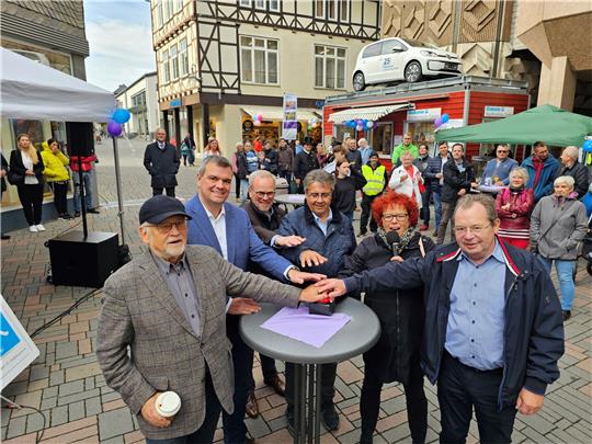 Die Stadttombola wird mit einem Buzzer offiziell eröffnet.  Foto: Sowa