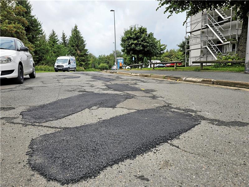 Streit um Schlaglöcher-Ausbesserung in Hahnenklee Die Stadtverwaltung hat die Löcher auf der Straße „Am Hahnenkleer Berg“ notdürftig geflickt – mehr sei beim Zustand der Fahrbahn nicht drin. Foto: Sowa