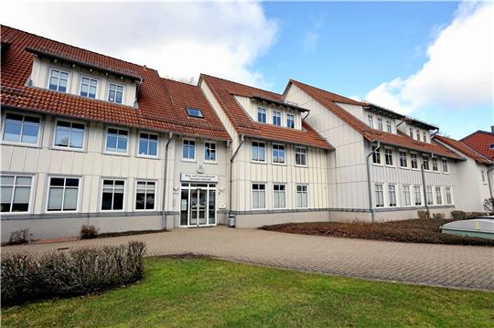 Die Stadtverwaltung ist nicht glücklich mit dem angemieteten Rathaus – es ist nicht energetisch saniert. Foto: Neuendorf