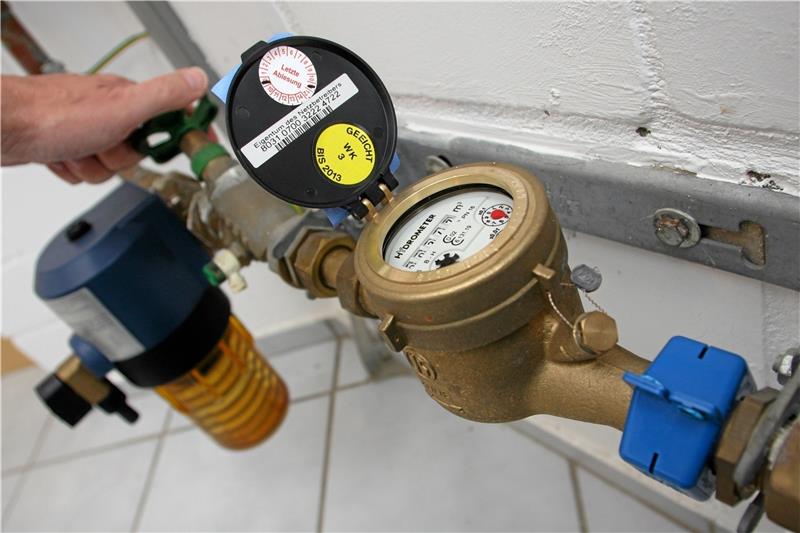 Die Stadtwerke Clausthal-Zellerfeld erhöhen zum 1. Juli ihre Trinkwasserpreise in der Berg- und Universitätsstadt, um die Qualität des Trinkwassers zu gewährleisten. Dafür werden aktuell neue Filteranlagen im Hirschler Teich installiert. Foto: Kühlewind