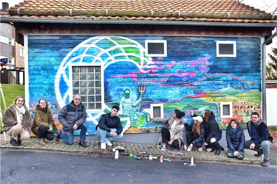 Die Stadtwerke freuen sich über die kreative Arbeit: RKS-Schüler bringen energiegeladene und harztypische Motive auf Trafostation und Stromkasten. Fotos: Neumann