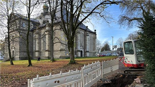 Die Stadtwerke sind dabei, den Fehler an der Stromleitung in der Bornhardtstraße zu beheben. In dieser Woche sollen die Glocken der St.-Salvatoris-Kirche wieder läuten.