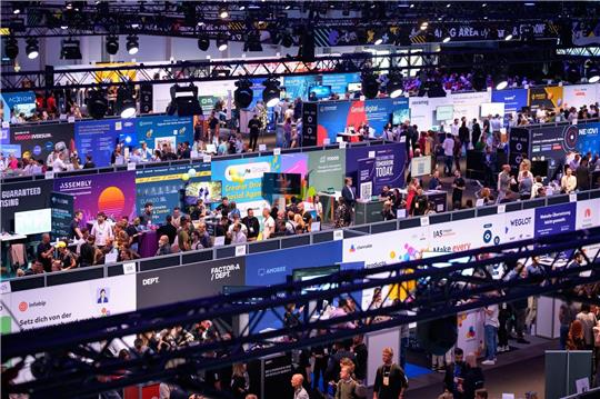Die Stände in der Start-Up-Halle der Digitalmesse OMR.