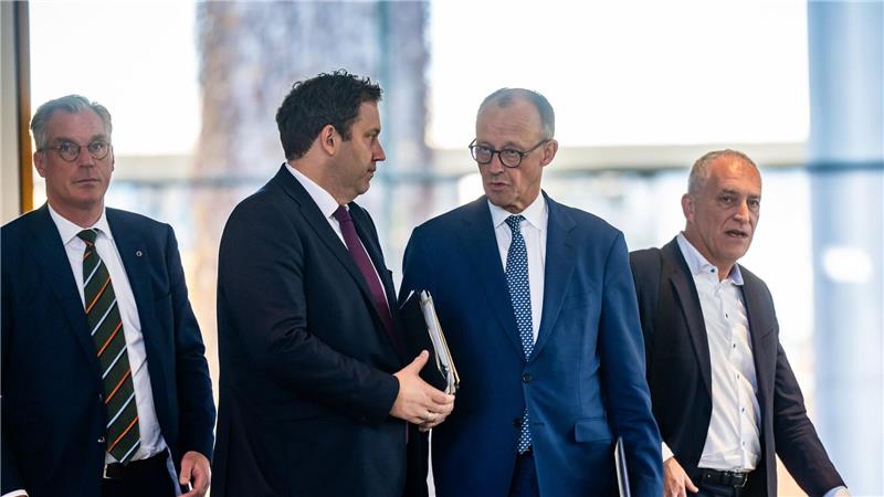 Die Stahlindustrie ist laut Bundeskanzler Merz in einer „existenzbedrohenden Krise“. Bei einem „Stahlgipfel“ im Kanzleramt ging es um Gegenmaßnahmen. 