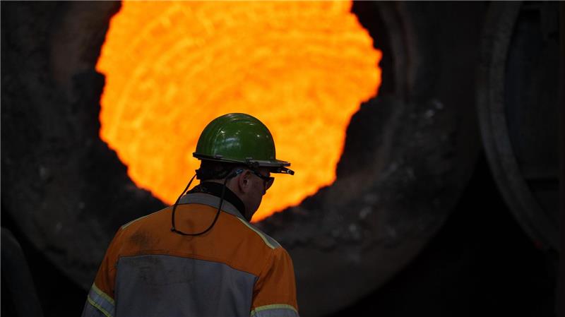 Entlastung: Reiche kündigt Industriestrompreis ab 2026 an Die Stahlindustrie ist schwer unter Druck.