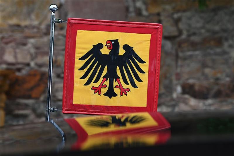 Umfrage: Vertrauen in deutsche Demokratie nimmt rapide ab Die Standarte des Bundespräsidenten ist an einer Limousine zu sehen.