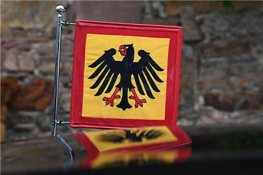Die Standarte des Bundespräsidenten ist an einer Limousine zu sehen.
